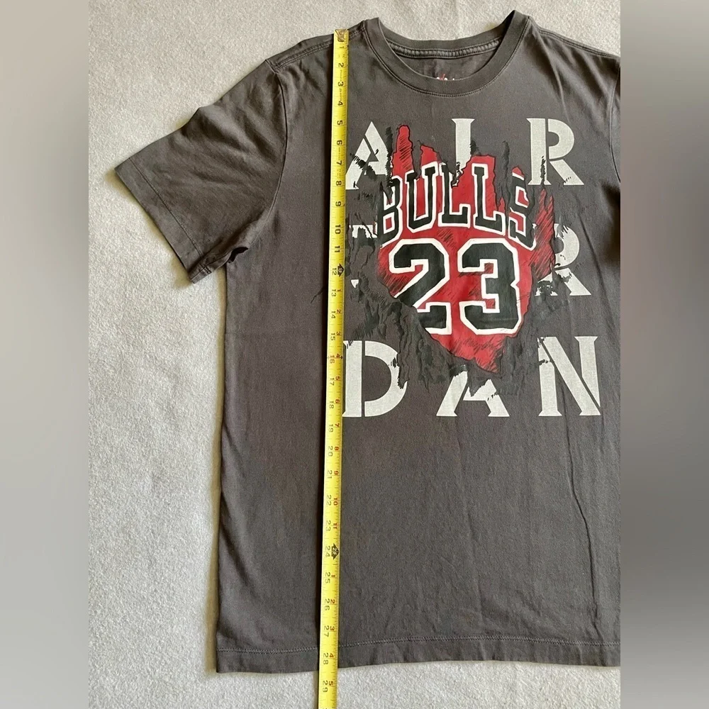Air Jordan 23 Bulls T-Shirt Men’s Medium Gray Graphic NBA Tee